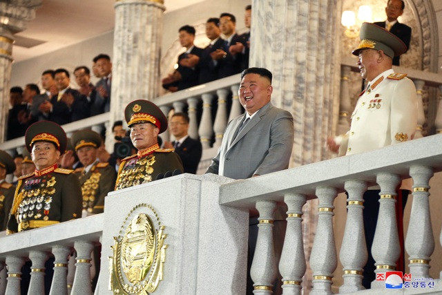 Nhà lãnh đạo Triều Tiên Kim Jong-un đã tới dự và phát biểu trong gần 30 phút. Ông Kim mặc vest xám khi đứng cạnh các quan chức quân đội Triều Tiên.
