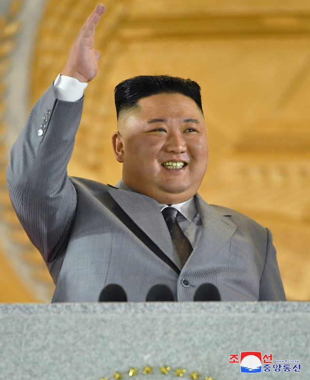 Theo Reuters, ông Kim đã bật khóc khi nói lời cảm ơn các binh sĩ và cười rạng rỡ khi theo dõi các khí tài quân sự trong lễ duyệt binh.