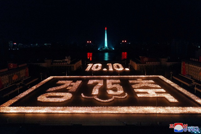 Các con số và thông điệp kỷ niệm 75 năm thành lập đảng Lao động Triều Tiên do hàng nghìn người xếp thành.