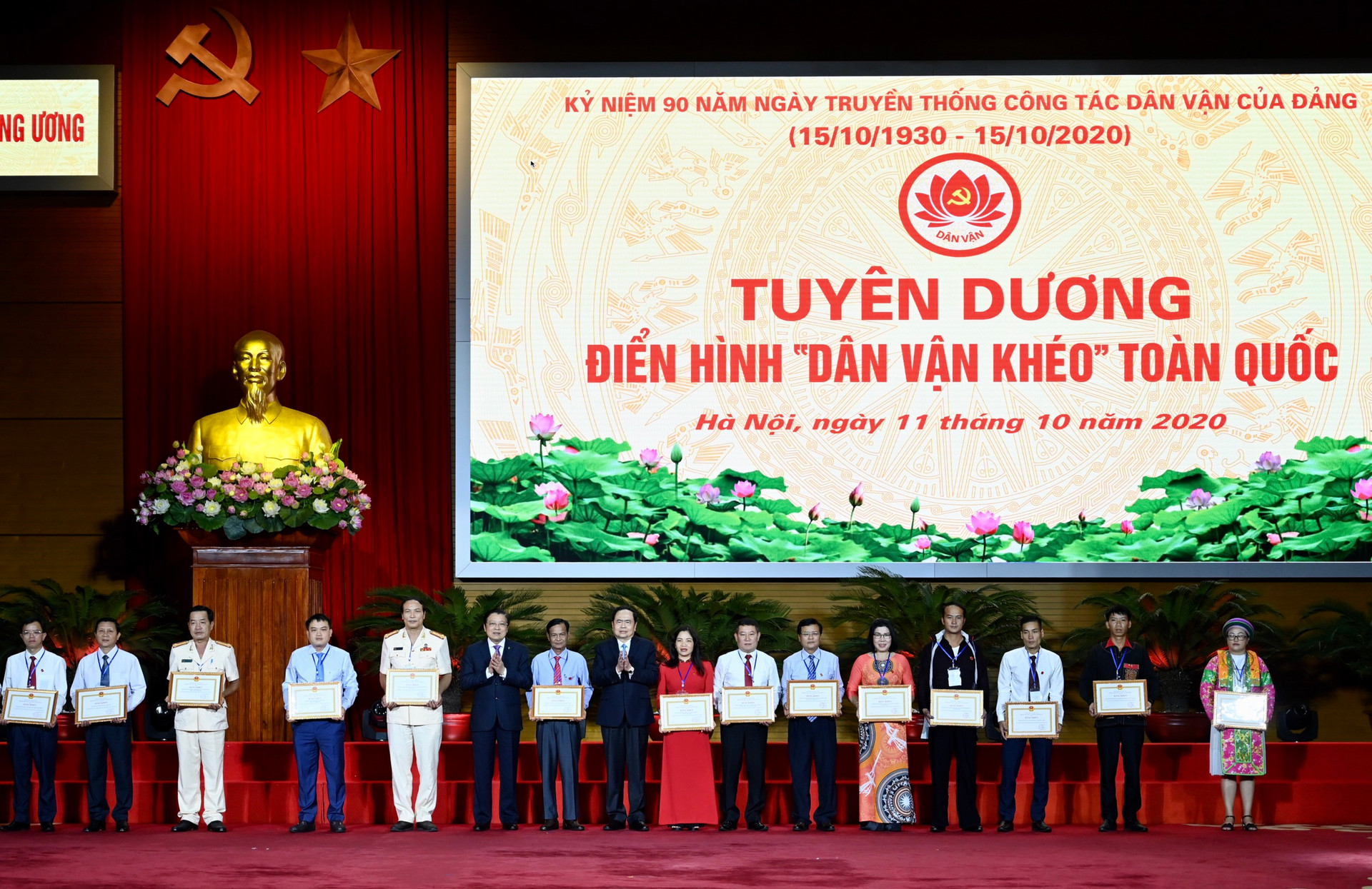 Chủ tịch UBT Ư MTTQ Việt Nam Trần Thanh Mẫn tặng bằng khen cho các điển hình tiêu biểu.