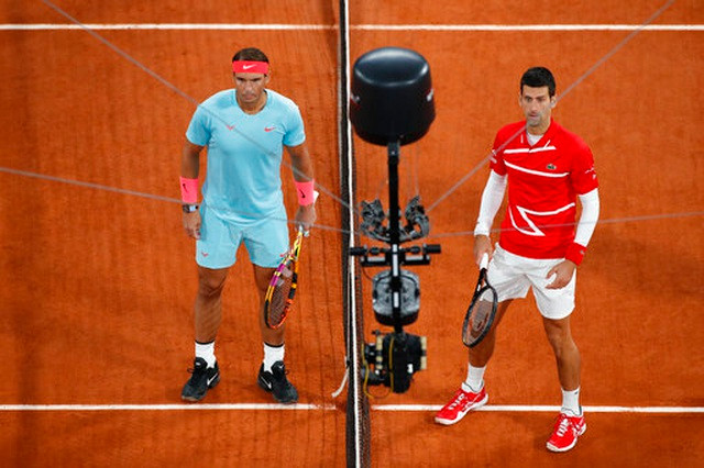 Nadal (trái) và Djokovic (phải) thi đấu chung kết Roland Garros 2020.