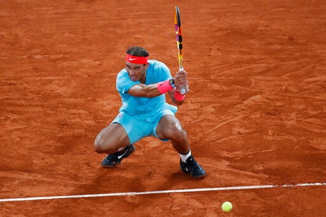Một cú đánh hạ trọng tâm sở trường của Nadal.