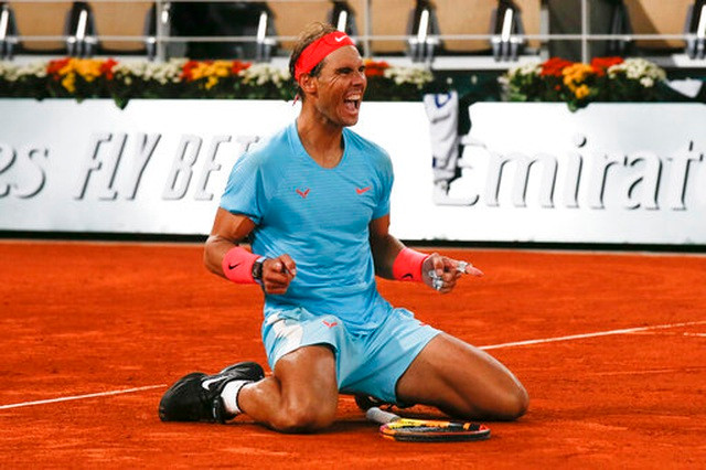 Nadal ăn mừng chiến thắng trước Djokovic ở trận chung kết Roland Garros 2020.