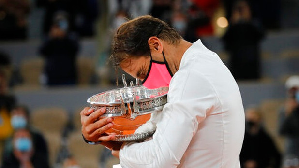 Djokovic cũng không thể làm chậm bước tiến tới ngôi vô địch của Nadal.