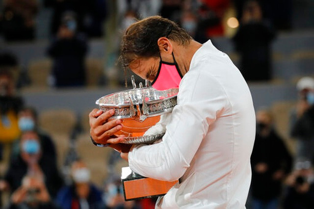 Khoảnh khắc hạnh phúc của Nadal với chiếc cúp vô địch Roland Garros 2020.