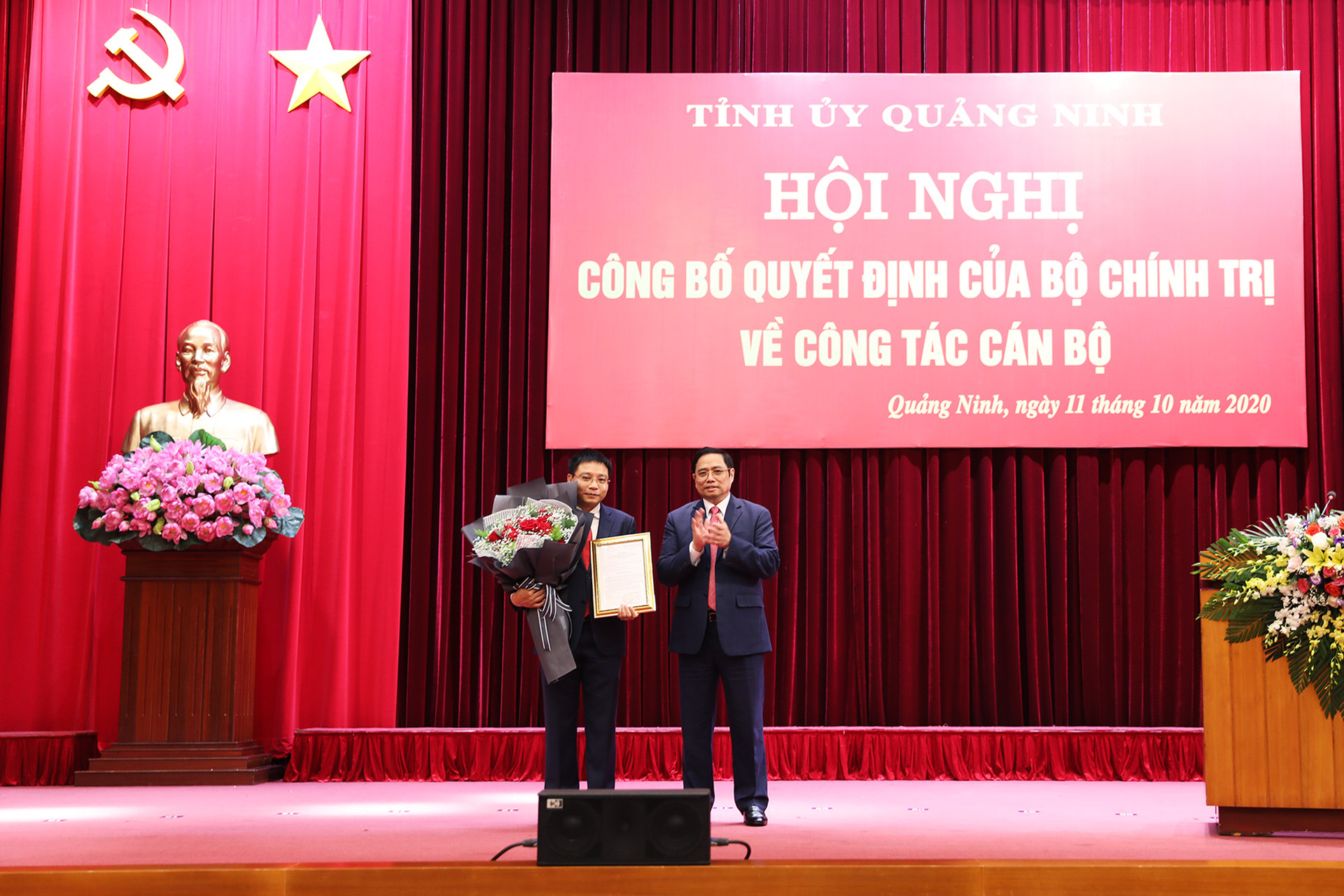Đồng chí Phạm Minh Chính, Ủy viên Bộ Chính trị, Bí thư Trung ương Đảng, Trưởng Ban Tổ chức Trung ương, trao Quyết định của Bộ Chính trị cho đồng chí Nguyễn Văn Thắng.