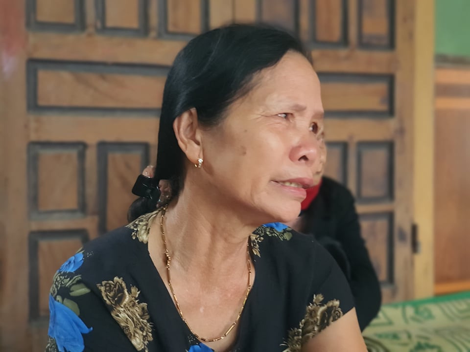 Bà Lê Thị Long (62 tuổi, mẹ ruột của S). nước mắt lưng tròng khi nghĩ về đứa con xấu số Lê Văn S.
