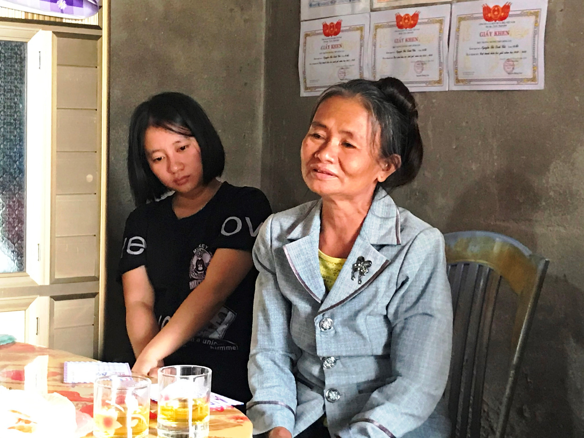 Nguyễn Thị Linh Chi và mẹ sống trong căn nhà lụp xụp không có đồ đạc gì giá trị.