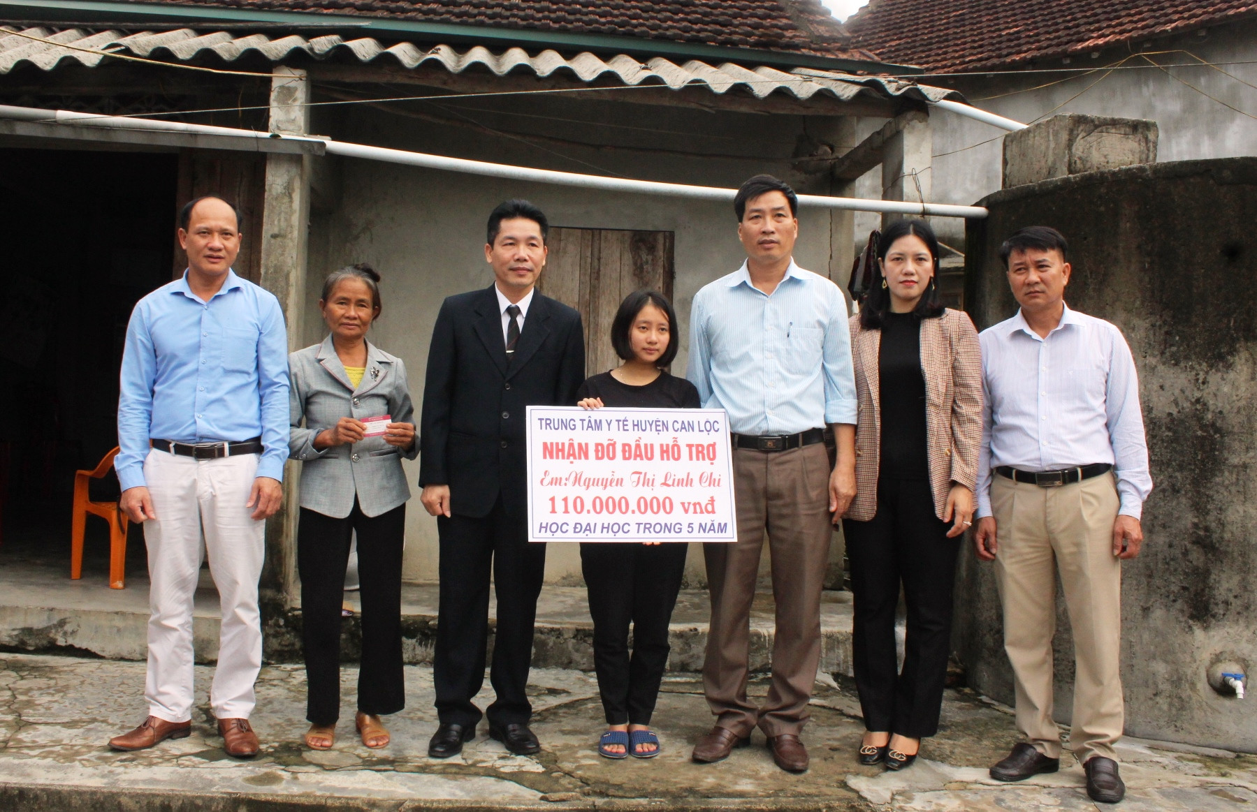 Trung tâm Y tế huyện Can Lộc nhận đỡ đầu nữ sinh Nguyễn Thị Linh Chi.
