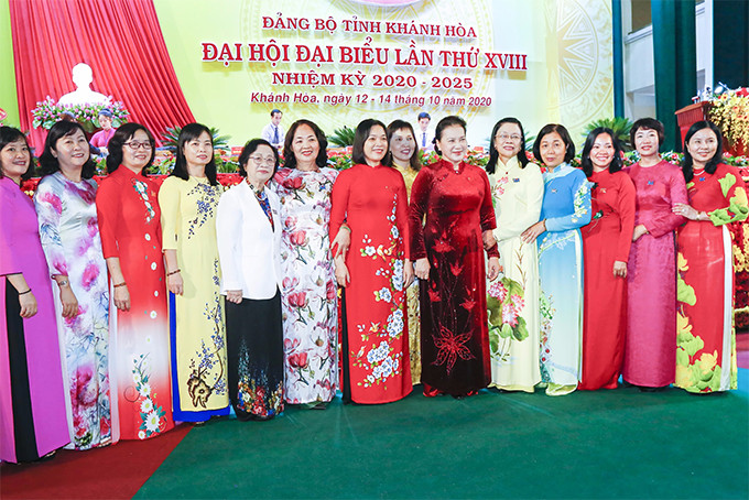 Ủy viên Bộ Chính trị, Chủ tịch Quốc hội Nguyễn Thị Kim Ngân chụp hình lưu niệm với các đại biểu nữ dự Đại hội.