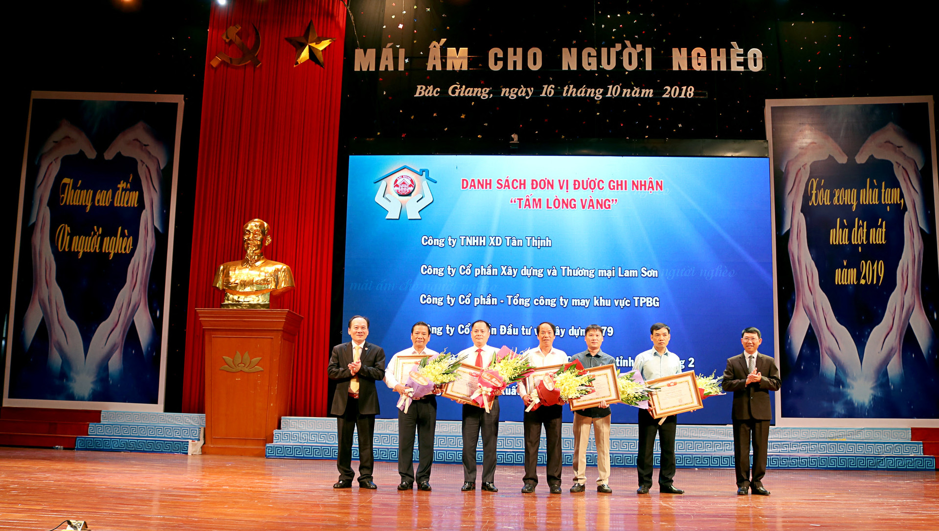 Ủy ban MTTQ tỉnh Bắc Giang  tiếp nhận ủng hộ từ Quỹ Tấm lòng vàng.