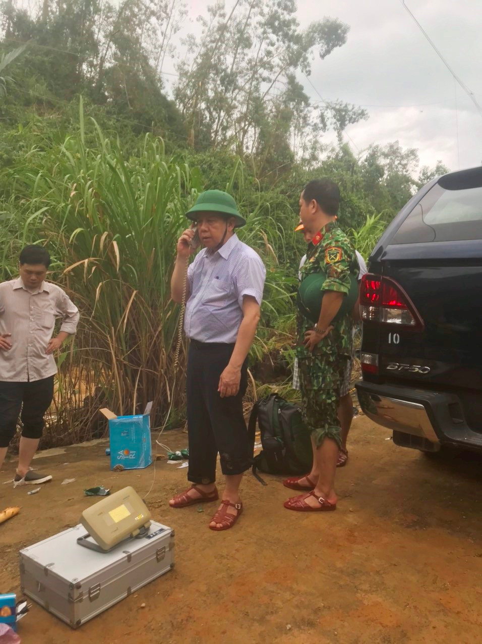 Ông Phan Ngọc Thọ, Chủ tịch UBND tỉnh Thừa Thiên Huế (áo trắng) chỉ đạo tại hiện trường Trạm Quản lý, bảo vệ rừng.