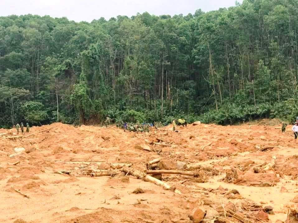 Lực lượng công binh đã mở đường vào đến Trạm Quản lý bảo vệ rừng tiểu khu 67 (xã Phong Xuân, huyện Phong Điền) - nơi 13 người trong đoàn đi cứu hộ cứu nạn khi đang dừng chân nghỉ tại đây đã bị núi sạt lở vùi lấp. 
