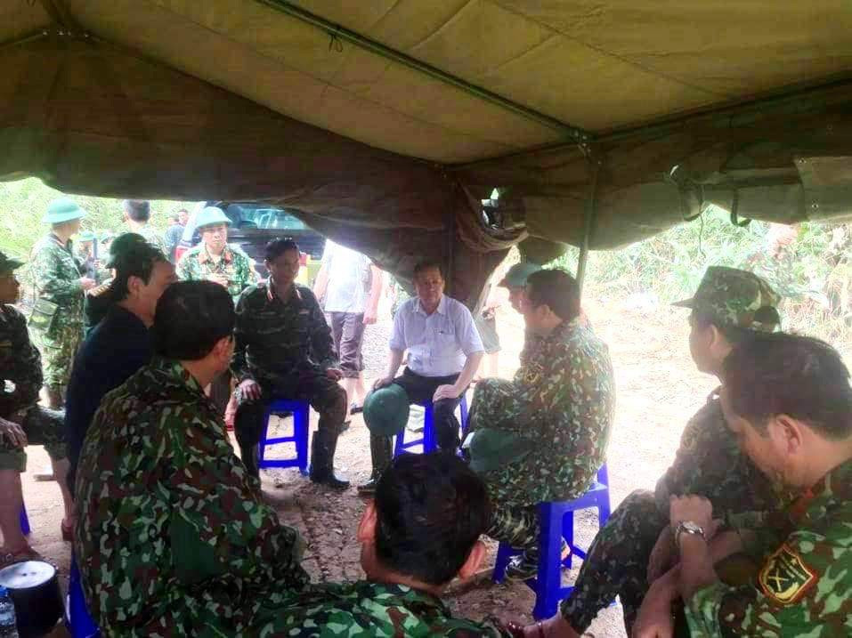 Chủ tịch tỉnh Thừa Thiên-Huế hội ý với các lực lượng.