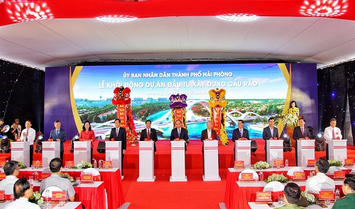 Thủ tướng Nguyễn Xuân Phúc và các đại biểu nhấn nút khởi động dự án đầu tư xây dựng Cầu Rào