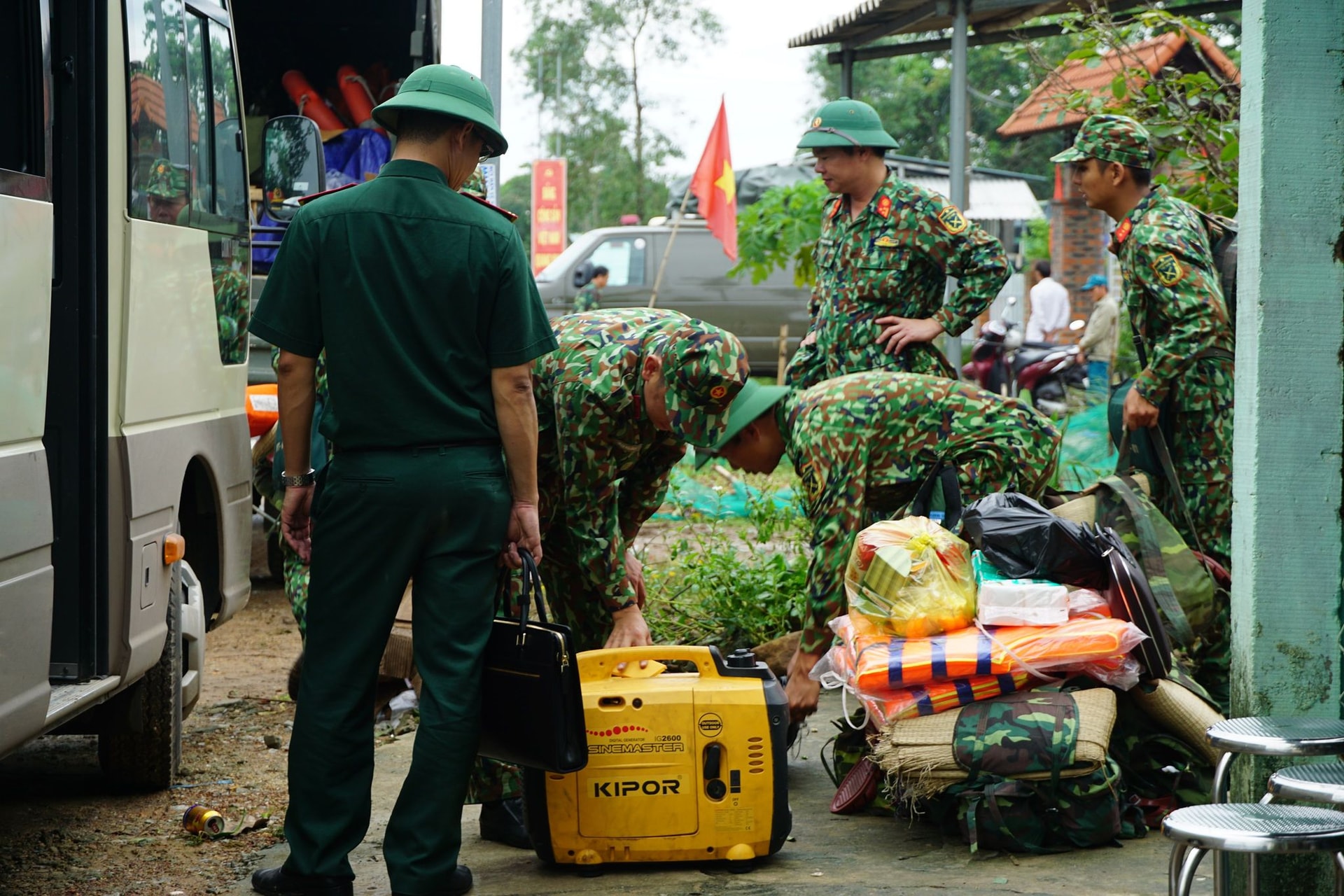 Hàng trăm chiến sĩ được huy động tham gia tìm kiếm cứu nạn vụ sạt nở  thuỷ điện Rào Trăng 3