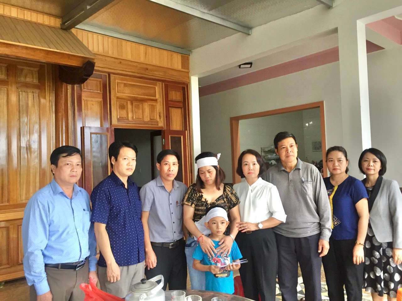 Đoàn của Ủy ban MTTQ tỉnh Hà Tĩnh do Phó Chủ tịch Hoàng Anh Đức hỗ trợ gia đình anh Nguyễn Văn Chiến gặp nạn trên biển Quảng Trị.