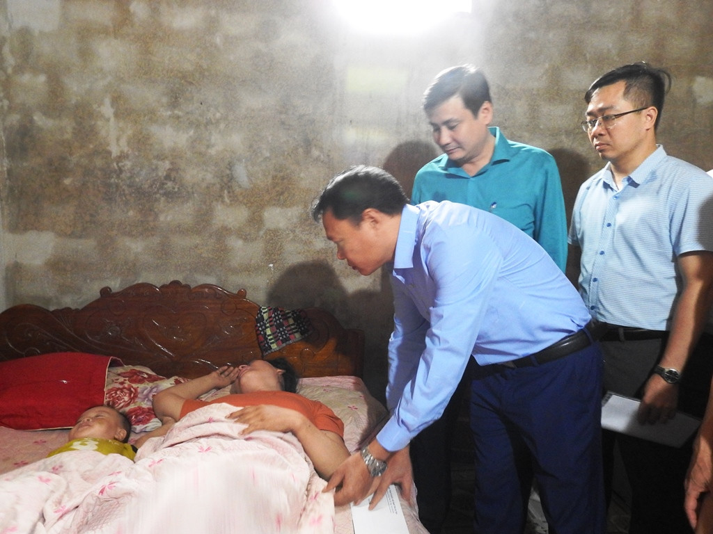Phó Chủ tịch Ủy ban MTTQ tỉnh Hà Tĩnh Thái Ngọc Hải động viên, hỗ trợ gia đình nạn nhân gặp nạn ở thủy điện Rào Trăng 3.