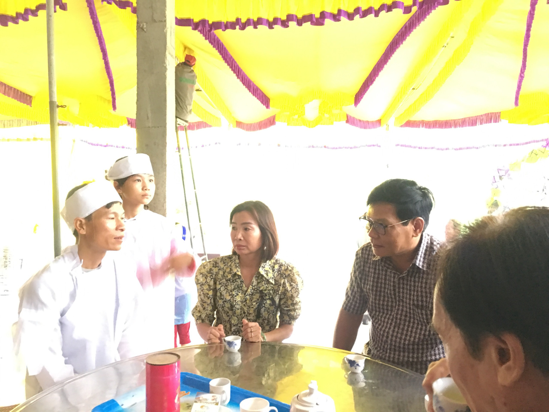 Chủ tịch UBMTQVN Thừa Thiên-Huế thăm, động viên thân nhân gia đình sản phụ tử nạn ở xã Phong An, Phong Điền.