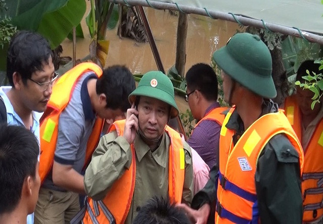 Thiếu tướng Nguyễn Văn Man trong một lần trực tiếp chỉ huy ứng cứu, khắc phục lũ lụt. (Ảnh: L.A.).