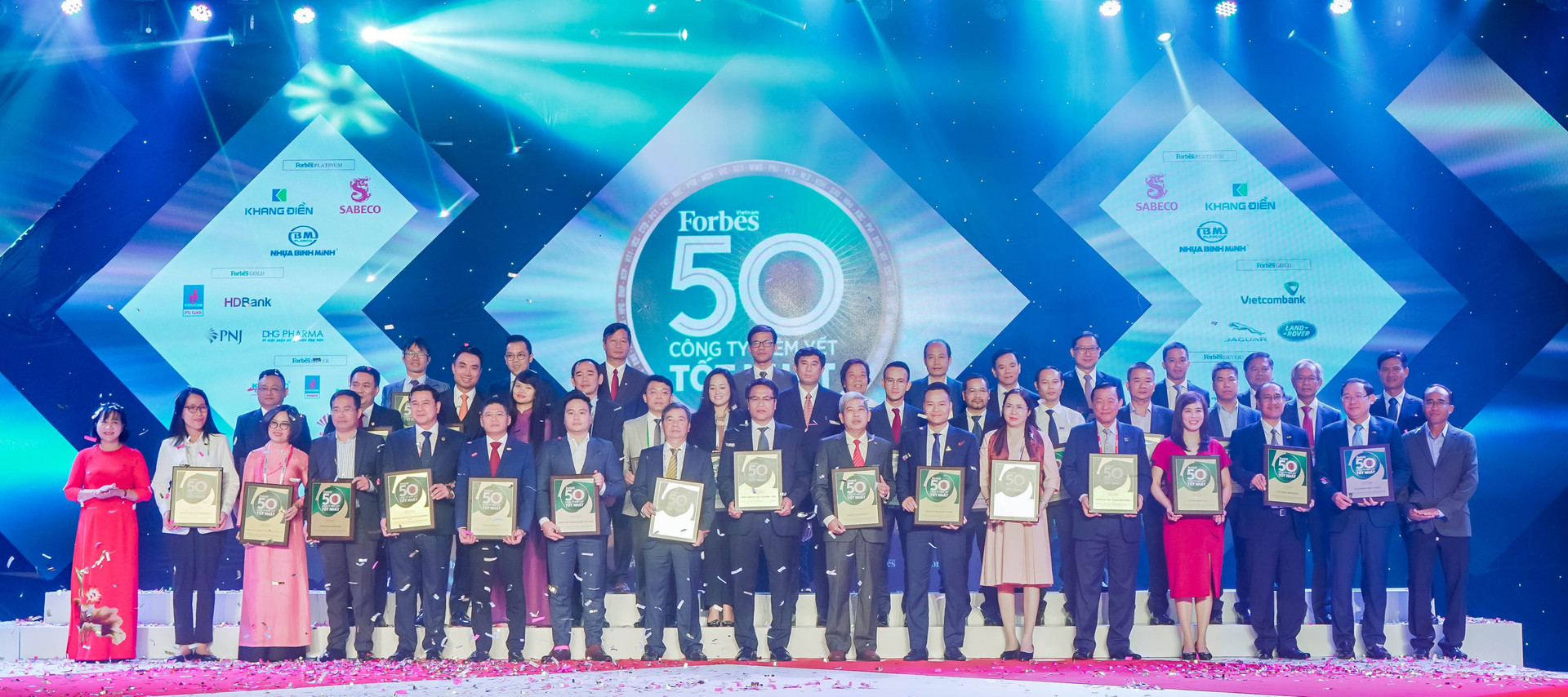 Đại diện các doanh nghiệp được vinh danh trong Top 50 công ty niêm yết tốt nhất Việt Nam năm 2020.
