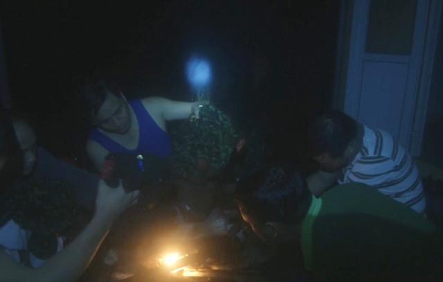 Đoàn chong đèn và hong khô áo quần trong Trạm quản lý bảo vệ rừng 67.