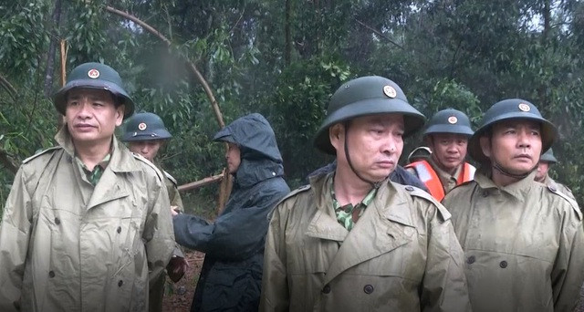Thiếu tướng Nguyễn Văn Man, Phó Tư lệnh Quân khu 4 (giữa) dẫn đầu đoàn cứu hộ vào hiện trường.