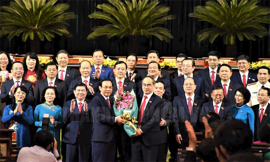 Ủy viên Bộ Chính trị Nguyễn Thiện Nhan chúc mừng tập thể Ban Chấp hành Đảng bộ TP khóa XI nhiệm kỳ 2020-2025 tại phiên bế mạc (Ảnh BTC cung cấp).