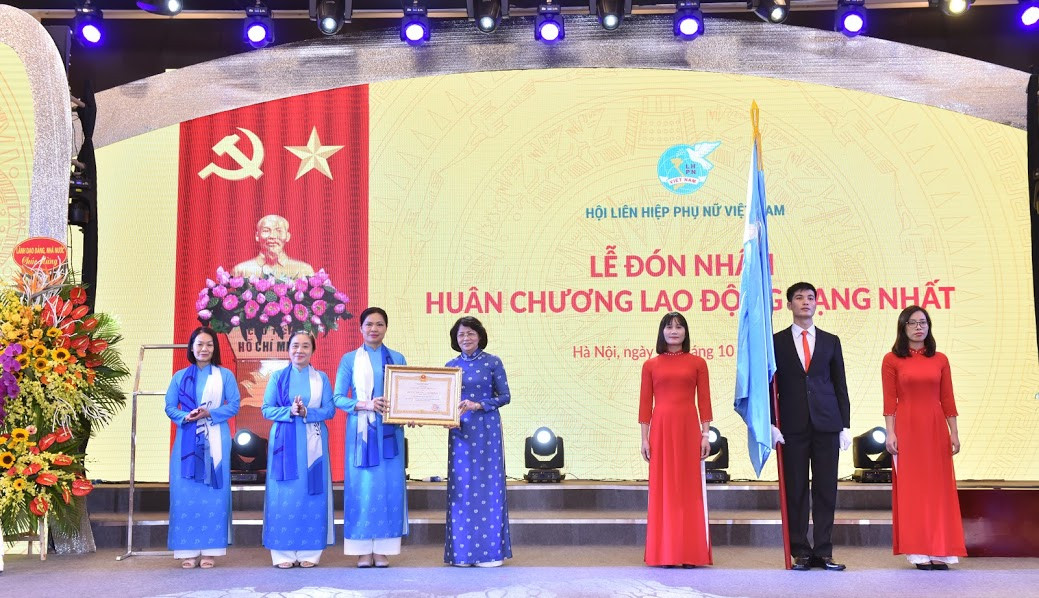 Hội Liên hiệp Phụ nữ Việt Nam đón nhận Huân chương lao động hạng nhất.
