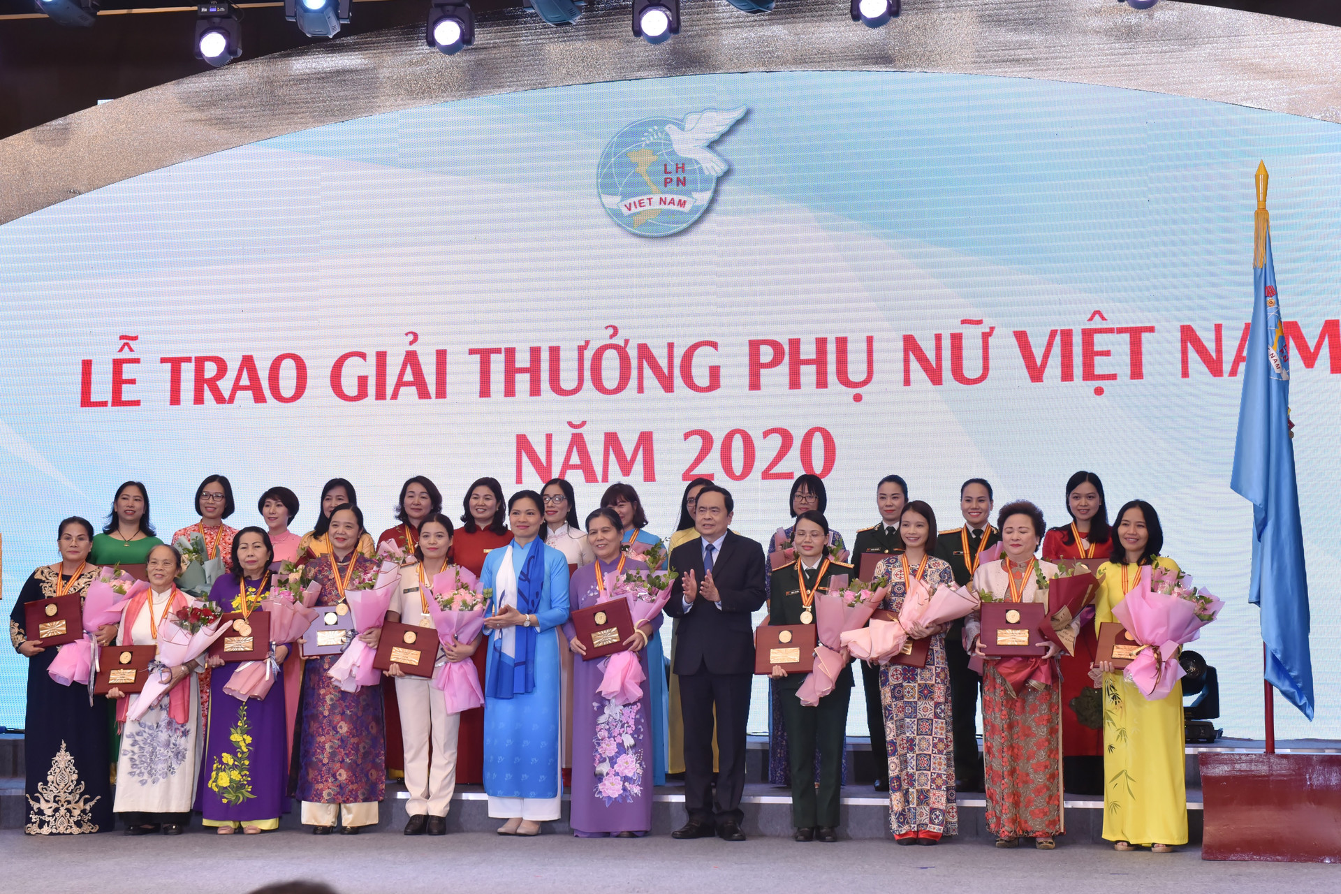 Chủ tịch Trần Thanh Mẫn trao tặng bằng khen cho tập thể và cá nhân đạt giải thưởng phụ nữ Việt Nam năm 2020. 