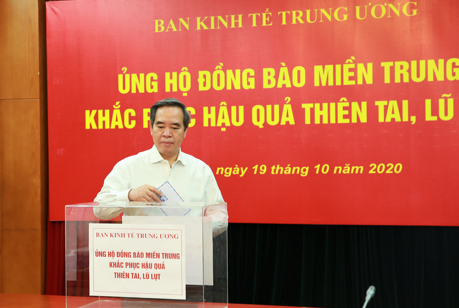 Ủy viên Bộ Chính trị, Bí thư Trung ương Đảng, Trưởng Ban Kinh tế Trung ương Nguyễn Văn Bình ủng hộ đồng bào miền Trung 