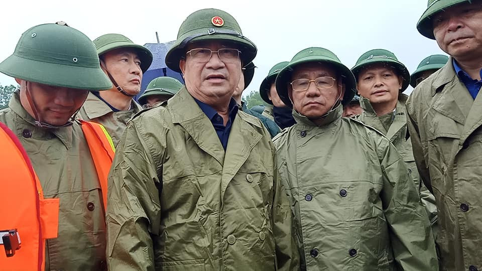 Phó Thủ tướng Trịnh Đình Dũng cùng đoàn công tác trực tiếp kiểm tra tại hồ Kẻ Gỗ.