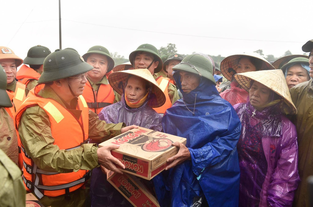 Phó Thủ tướng Trịnh Đình Dũng trao quà cứu trợ cho bà con huyện Cẩm Xuyên. Ảnh: Zing.