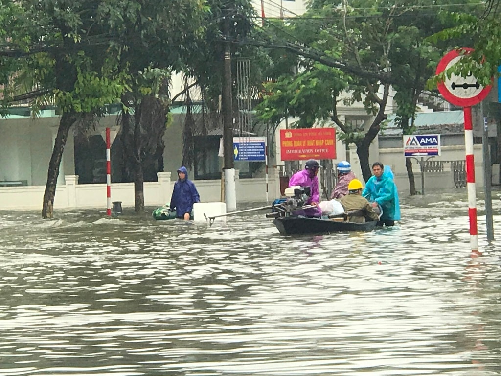 Thuyền cứu hộ đưa người dân ngập lụt ở TP Hà Tĩnh ra khỏi nơi nguy hiểm.