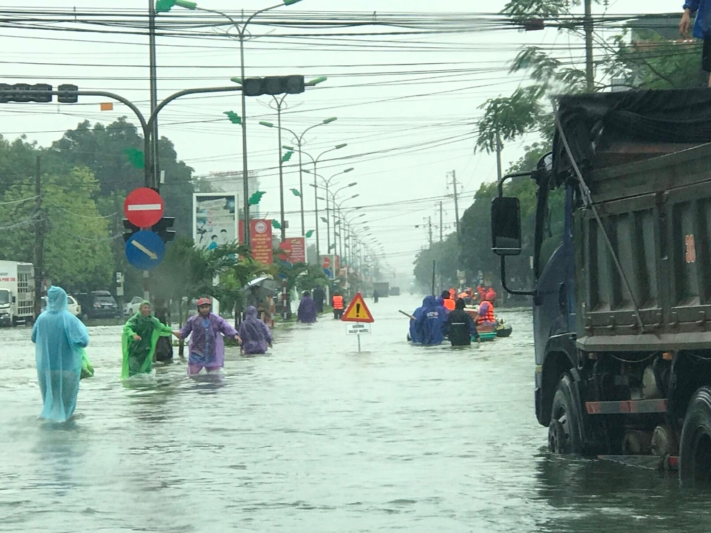 Nước chảy xiết qua QL1A, đoạn qua phường Hà Huy Tập, TP Hà Tĩnh.