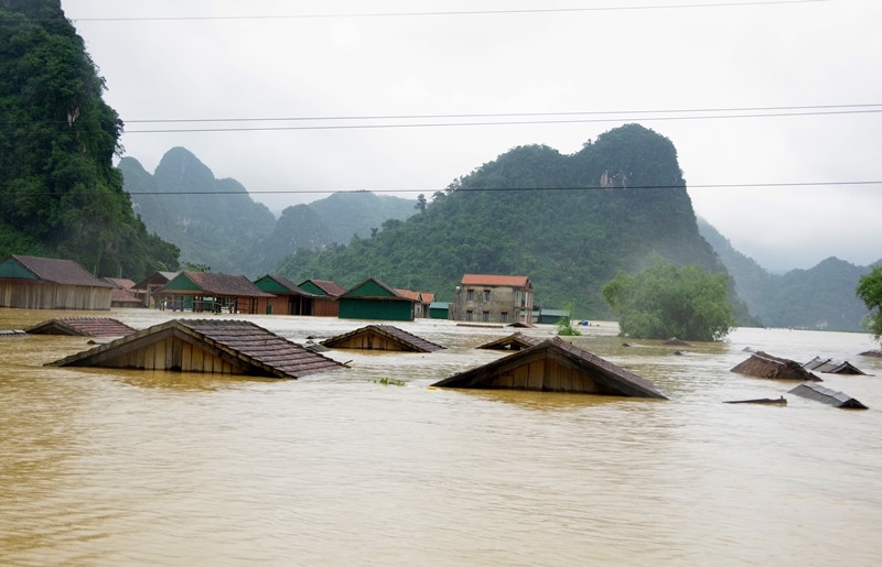 Các tỉnh miền Trung đang bị ảnh hưởng nặng nề bởi lũ lụt