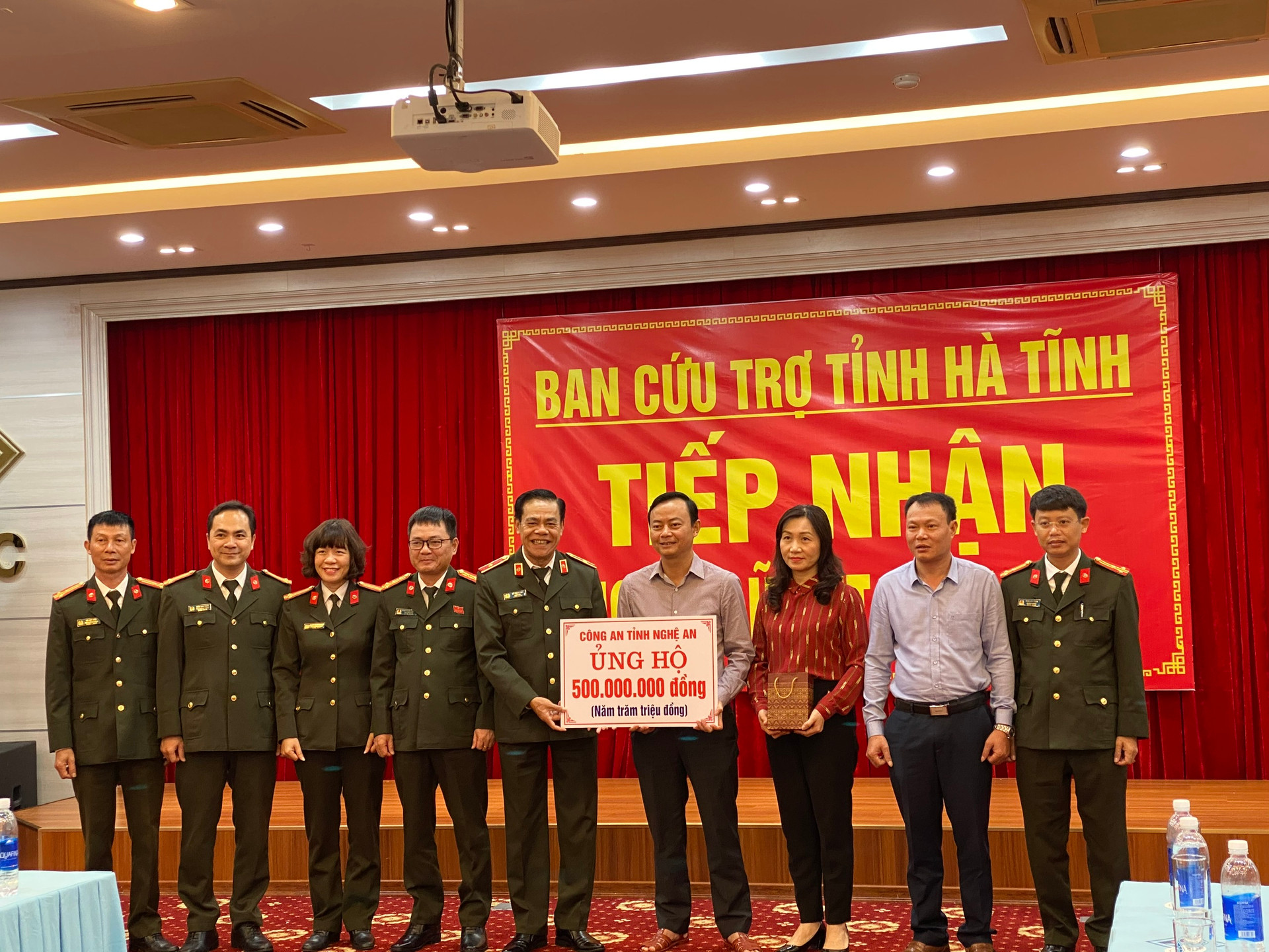 Công an tỉnh Nghệ An ủng hộ 500 triệu đồng.