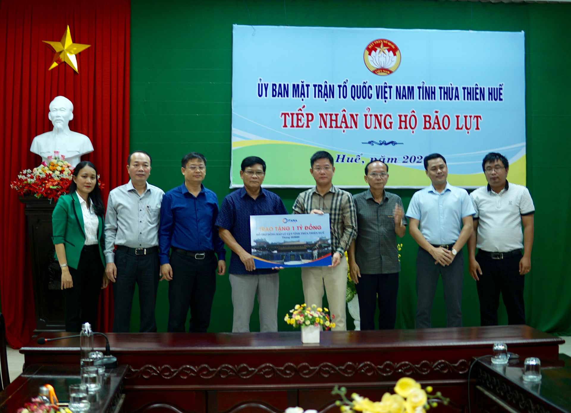 Chủ tịch UBMTTQVN Thừa Thiên-Huế Nguyễn Nam Tiến tiếp nhận ủng hộ.