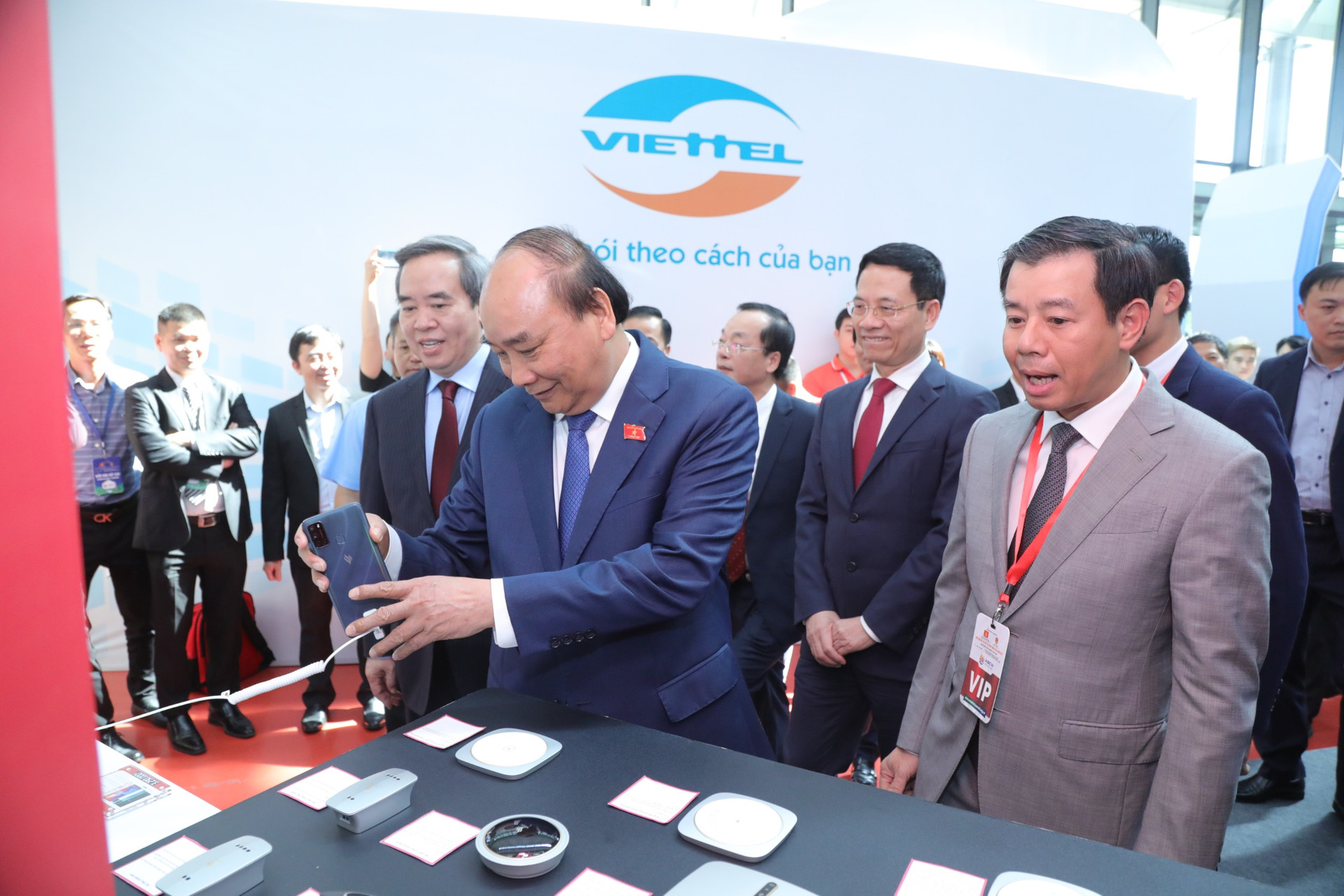 Thủ tướng Nguyễn Xuân Phúc và cscs đại biểu tham quan triển lãm tại diễn đàn-Ảnh: Quang Vinh
