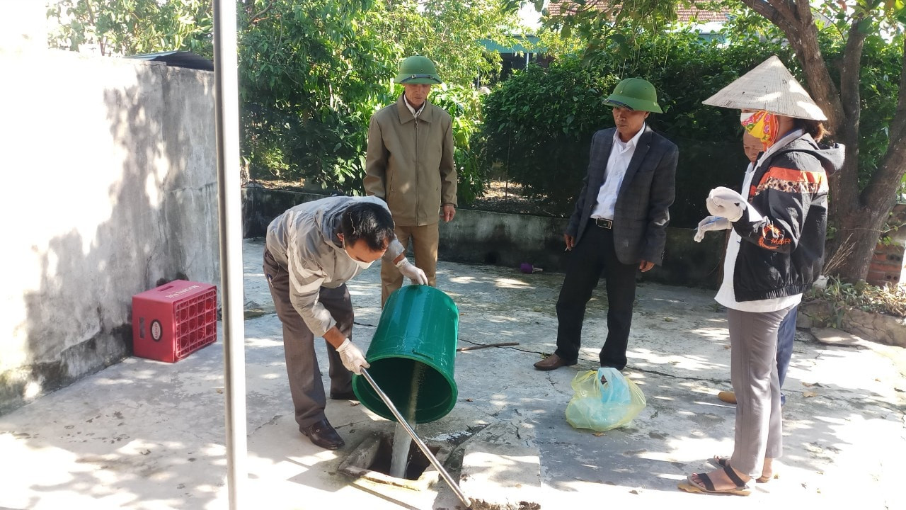 Lũ rút, Trung tâm Y tế phối hợp với MTTQ huyện Lộc Hà xử lý nước sạch giúp dân.