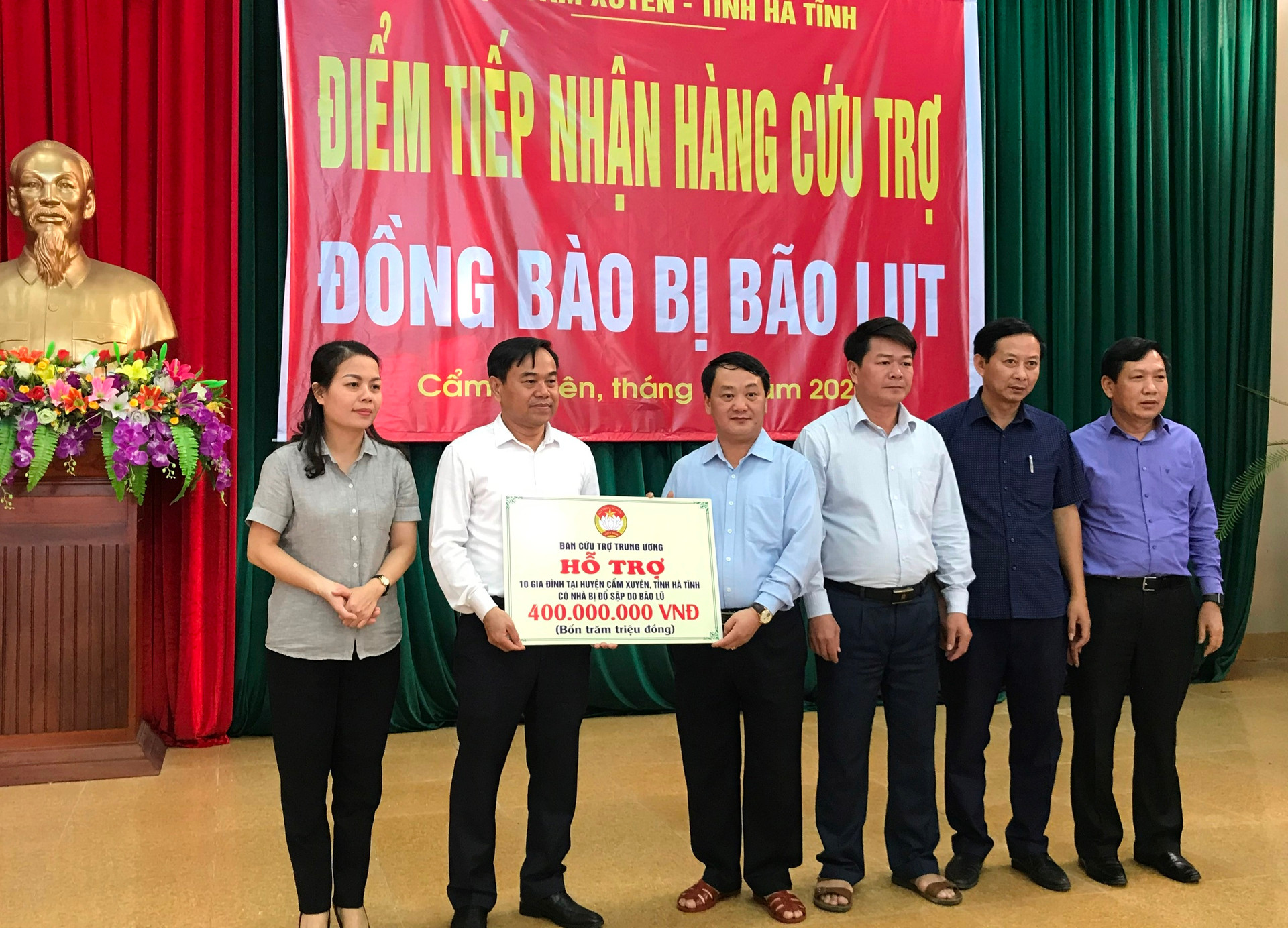 ...và trao tặng biểu trưng 10 nhà Đại đoàn kết trị giá 400 triệu đồng cho UBND huyện Cẩm Xuyên.