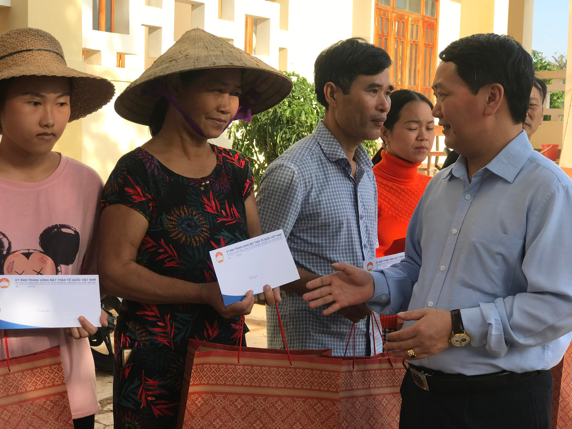 Phó Chủ tịch - Tổng thư ký Hầu A Lềnh trao quà cho bà con xã Cẩm Thành bị thiệt hại nặng trong lũ.
