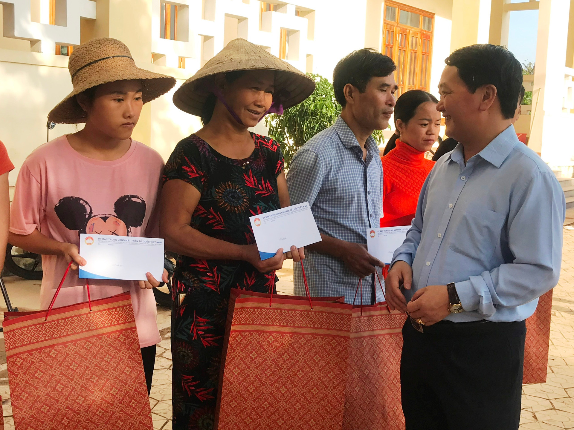 Phó Chủ tịch - Tổng thư ký Hầu A Lềnh trao quà, động viên bà con Nhân dân xã Cẩm Thành, Cẩm Xuyên, Hà Tĩnh.
