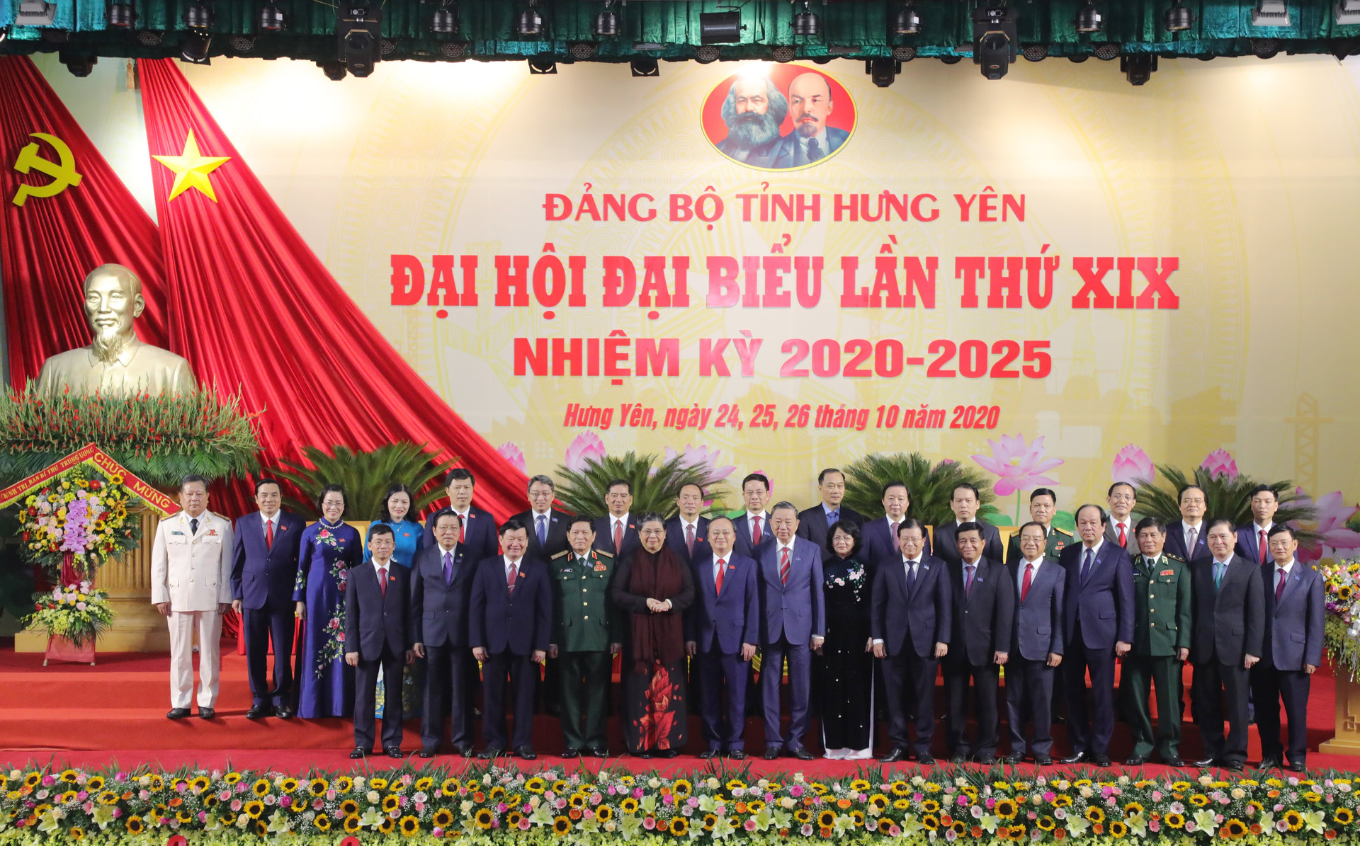 Lãnh đạo Đảng, Nhà nước, Quốc hội chụp ảnh lưu niệm cùng lãnh đạo tỉnh Hưng Yên-Ảnh: Quang Vinh