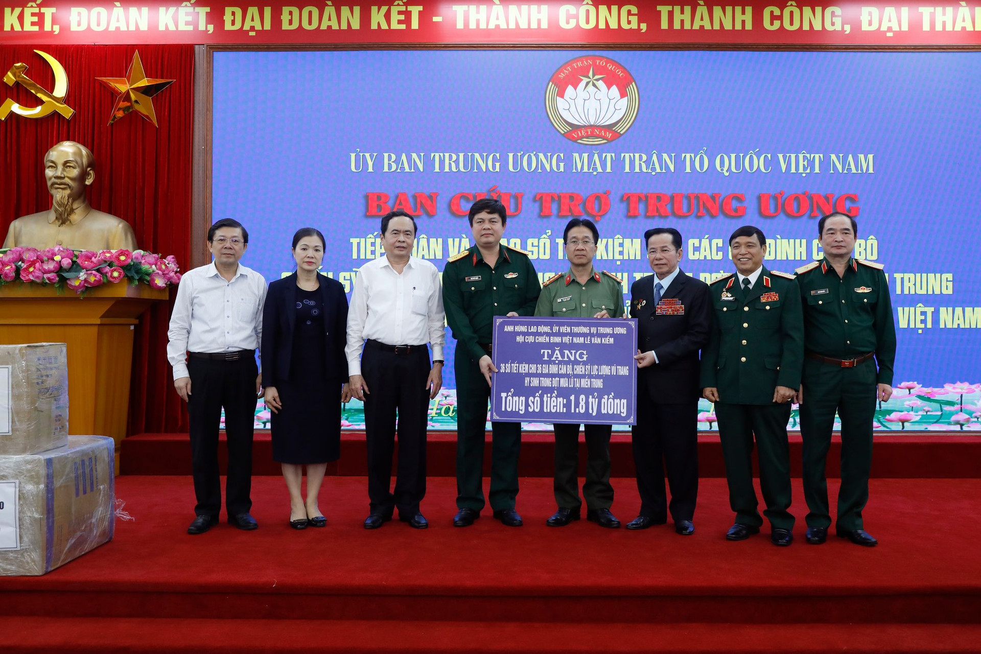Thông qua UBTƯ MTTQ Việt Nam, Anh hùng lao động Lê Văn Kiểm trao hỗ trợ cho 36 gia đình cán bộ, chiến sỹ hy sinh tại tỉnh Thừa Thiên Huế và Quảng Trị.