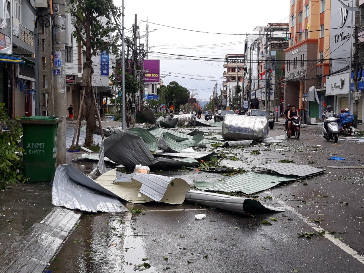 Tâm bão đổ vào Quảng Ngãi. Bão đi qua, trung tâm TP tan hoang, tôn và bồn nước bay la liệt trên đường. Cây xanh gãy đổ, nhiều cây đè vào đường dây điện gây thiệt hại nặng.