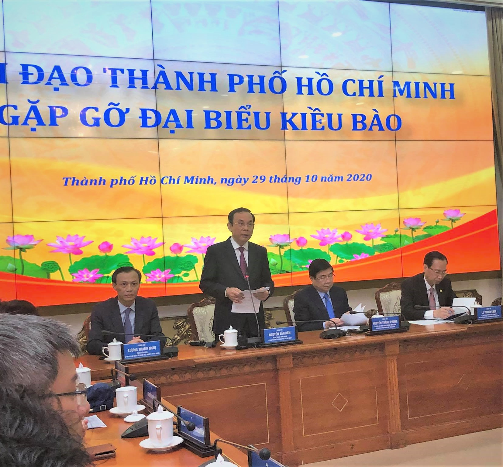 Bí thư Thành ủy TPHCM Nguyễn Văn Nên: Thành phố chờ đợi các hiến kế, góp ý của kiều bào cho quá trình phục hồi kinh tế thành phố sau dịch bệnh Covid-19 (Ảnh: Hồng Phúc).