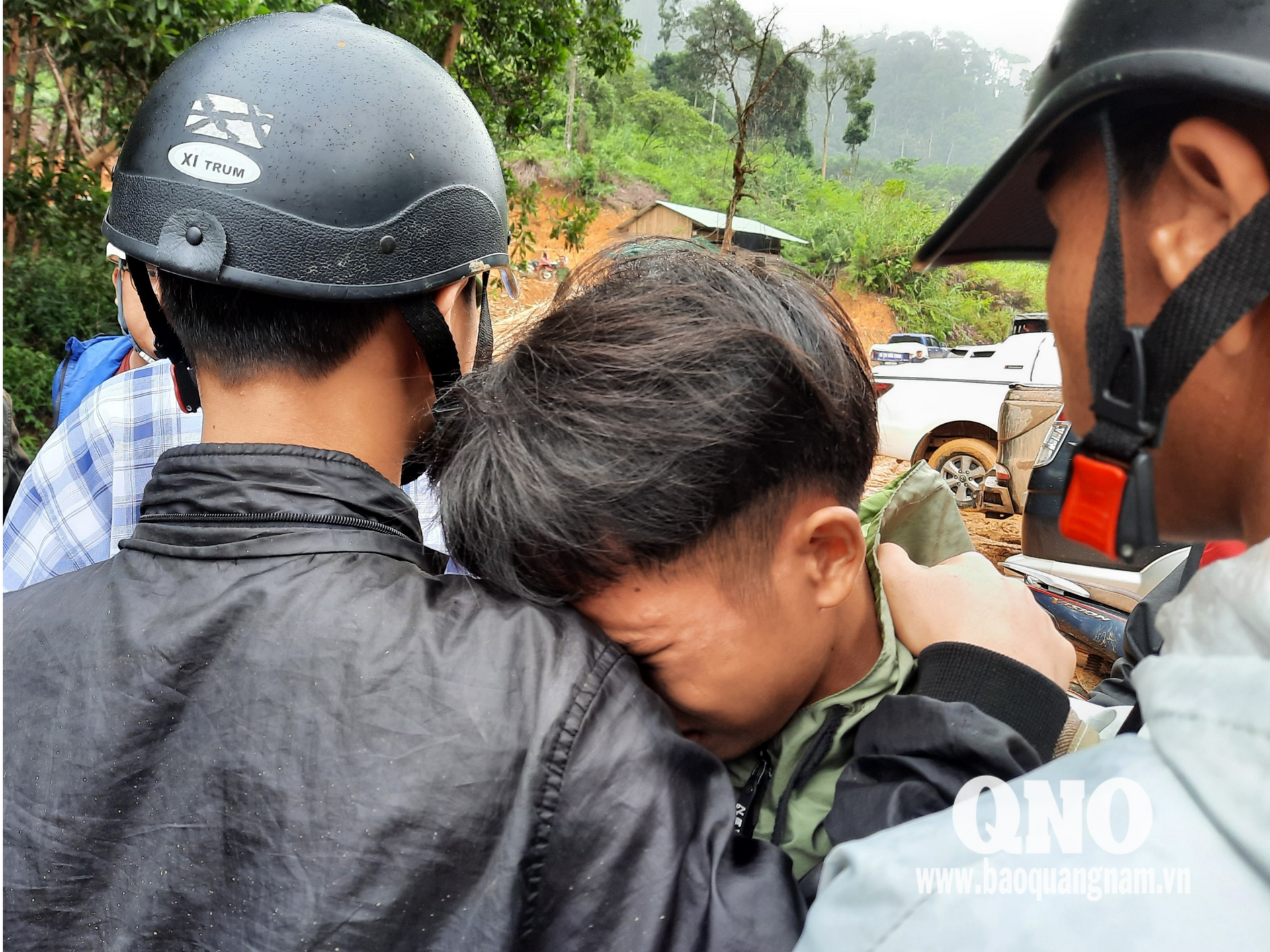 Em Lê Thanh Tú - con trai Bí thư Đảng ủy xã Trà Leng Lê Hoàng Việt từ trường học trở về nhưng nhà cửa bị vùi lấp, cha vẫn đang mất tích.