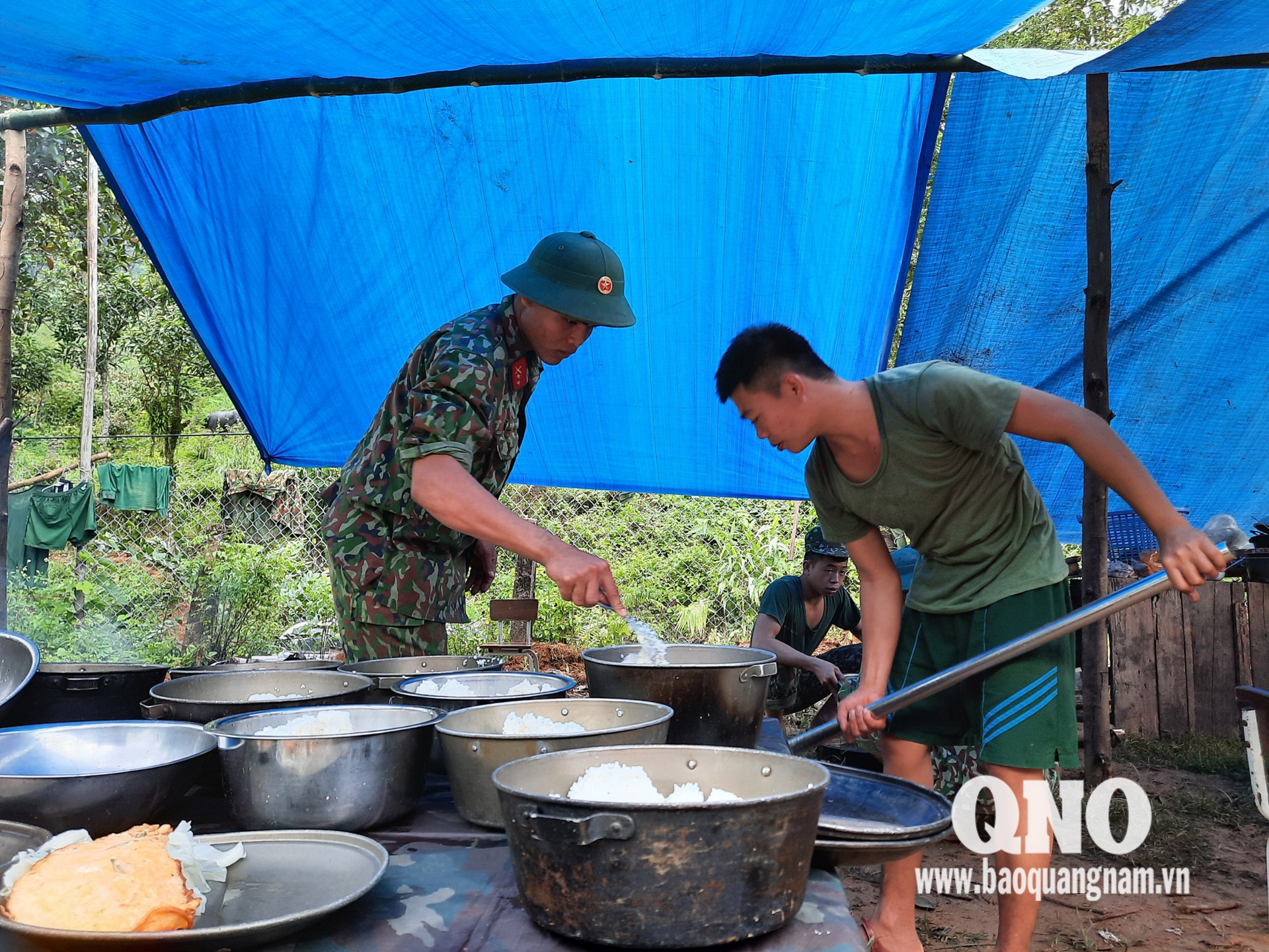 Lực lượng hậu cần chuẩn bị bữa ăn đảm bảo dinh dưỡng cho chiến sĩ để đủ sức khỏe tham gia tìm kiếm.