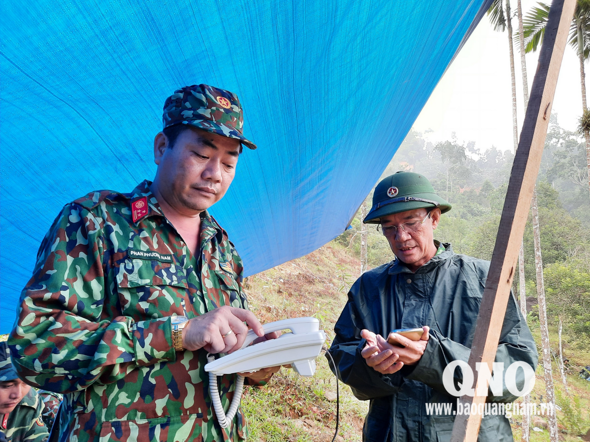 Thiếu tướng Nguyễn Đình Tiến - Phó Tư lệnh Quân khu 5 (phải) đang báo cáo tiến độ với Sở chỉ huy.